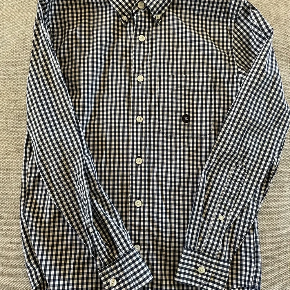 Abercrombie & Fitch Gingham Check Print Button Down Shirt in Navy Size XS NWT - Picture 2 of 6